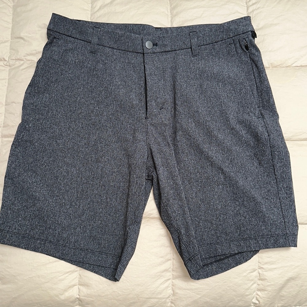 Lululemon shorts Large with side pockets and 2 snap back pockets
